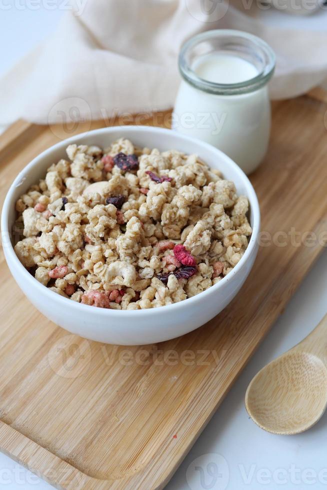 granola musli och glas av mjölk på tabell foto