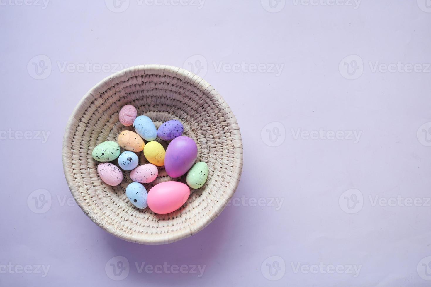 påsk koncept med flerfärgade ägg på rosa bakgrund. foto