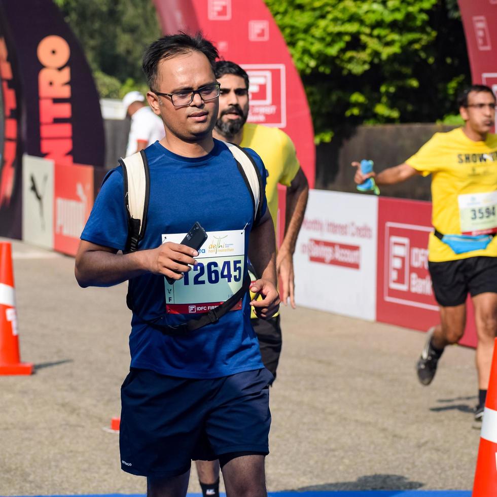 ny delhi, Indien - oktober 16 2022 - vedanta delhi halv maraton lopp efter covid i som maraton deltagarna handla om till korsa de Avsluta linje, delhi halv maraton 2022 foto