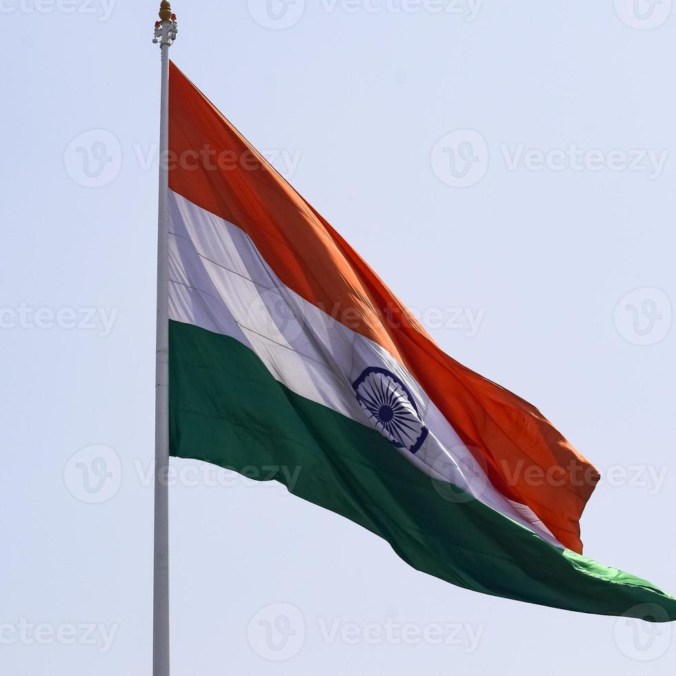 Indien flagga vajar högt på connaught plats med stolthet över blå himmel, Indien flagga vajar, indiska flaggan på självständighetsdagen och republikens dag i Indien, tilt up shot, viftande indiska flaggan, har ghar tiranga foto