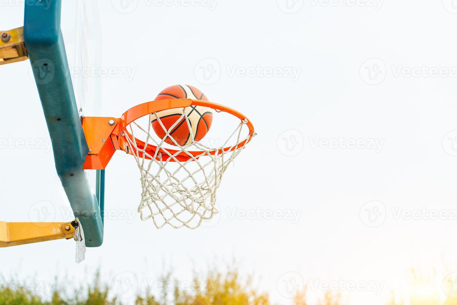 korg av basketboll med en boll den där går in foto
