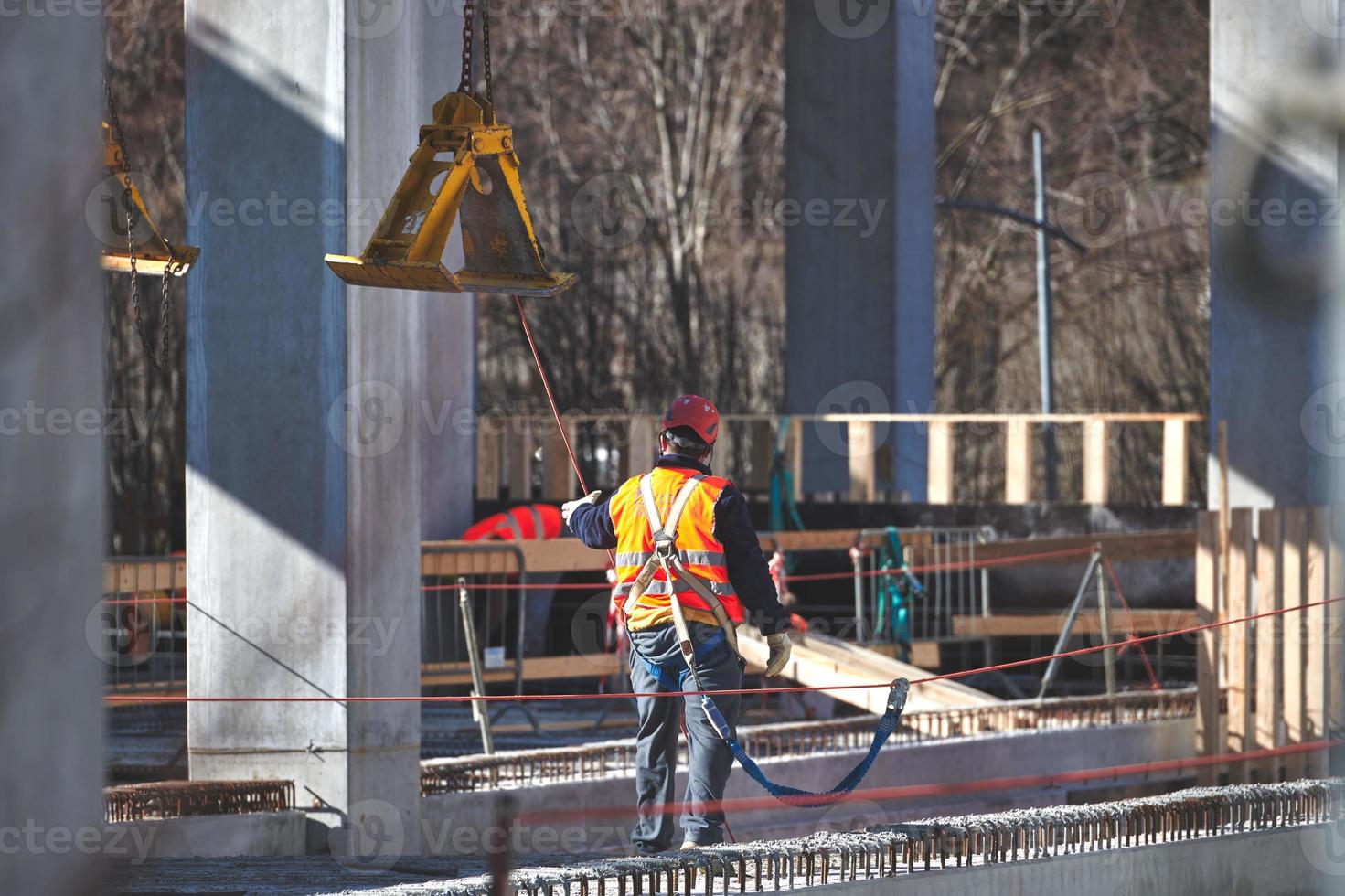 konstruktion arbetare på de konstruktion webbplats på arbete foto