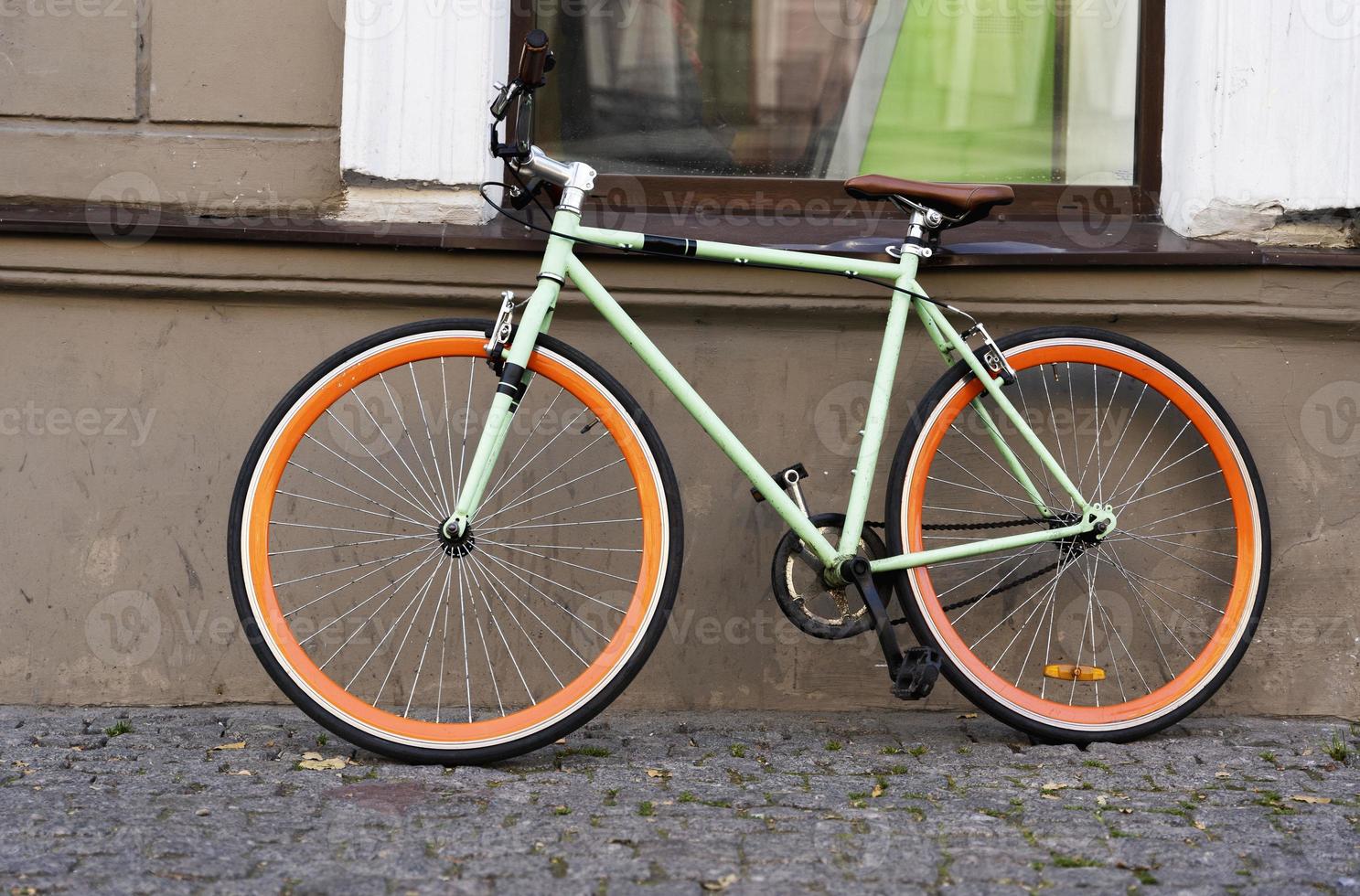 en stad cykel parkerad mot de vägg av en Kafé i de stad, cykling till arbete, en eleganta cykel i ett urban miljö foto