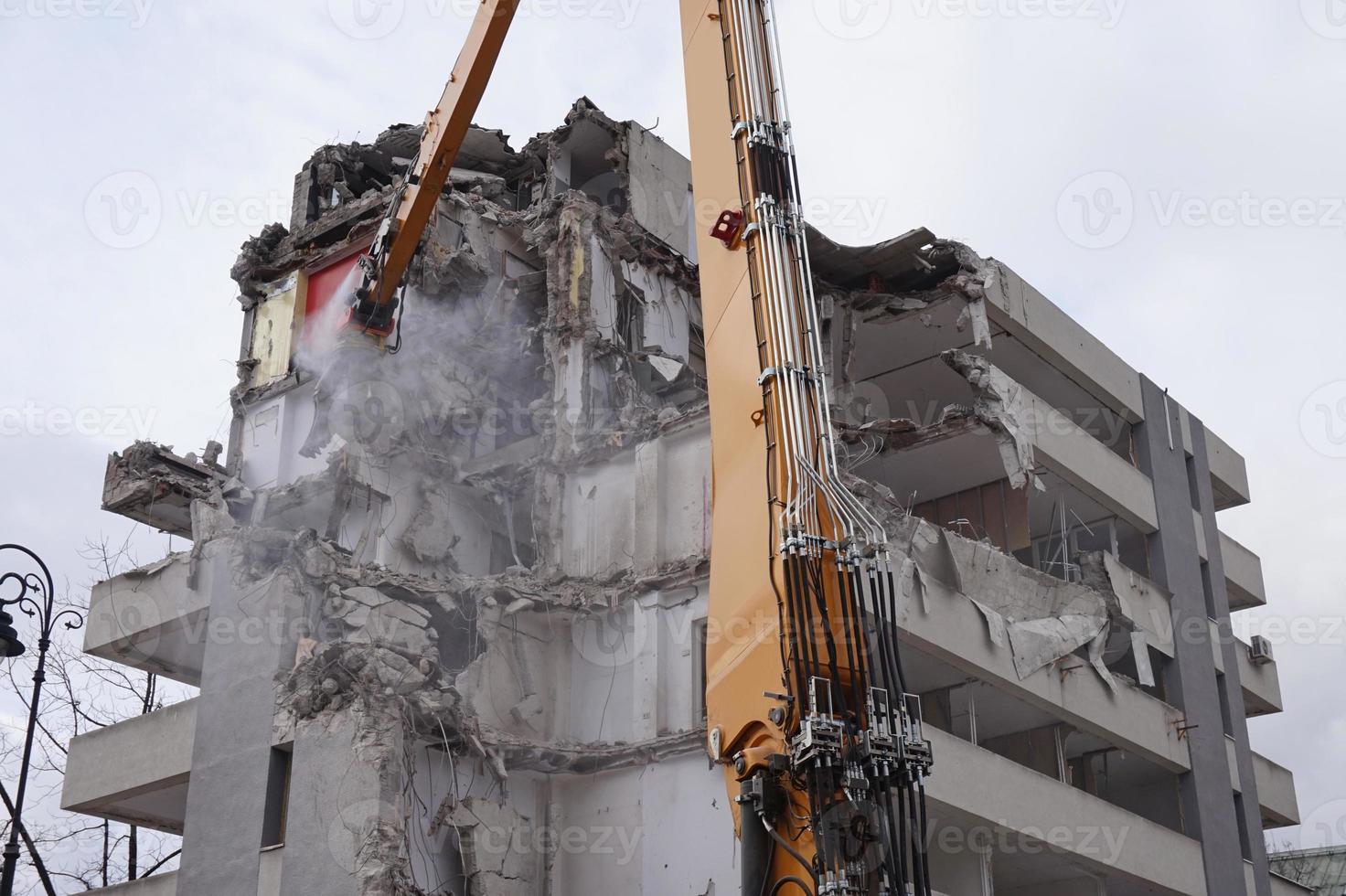 flervåningshus byggnad revs och demonteras förbi maskin foto