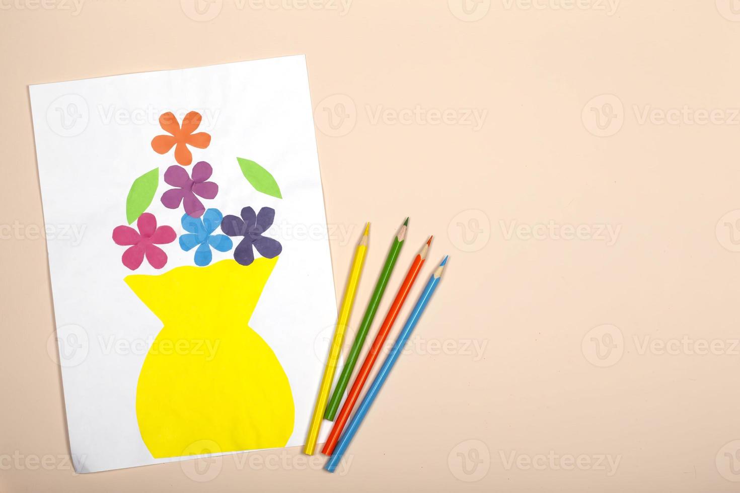 papper hantverk för barn. Ansökan av barns kreativitet. dagis och hantverk skola. på en beige bakgrund, en vas och blommor tillverkad av färgad papper. foto