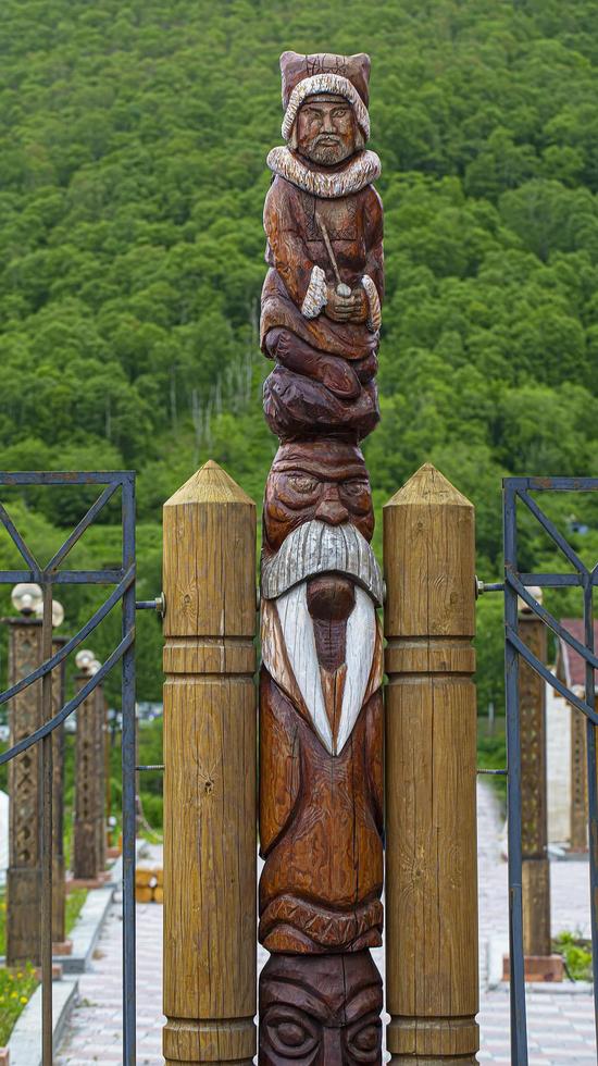 kamchatka, ryssland - juli 16, 2023 - trä- idol staty av koryak på kamchatka halvö foto