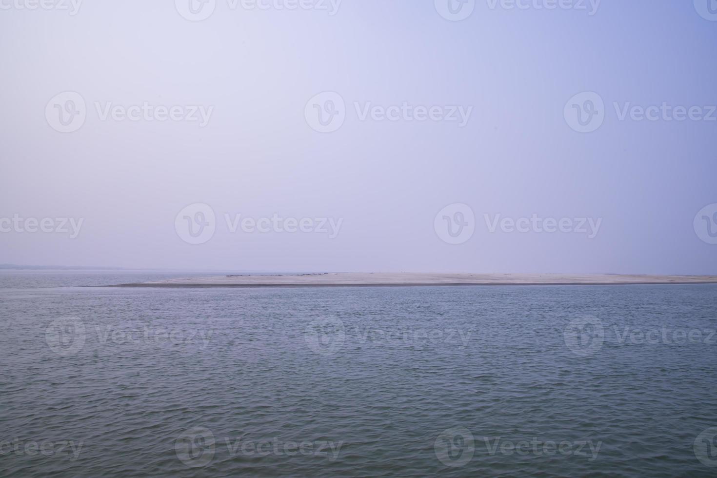 padma flod blått vatten och sand ö med blå himmel skön landskap se foto