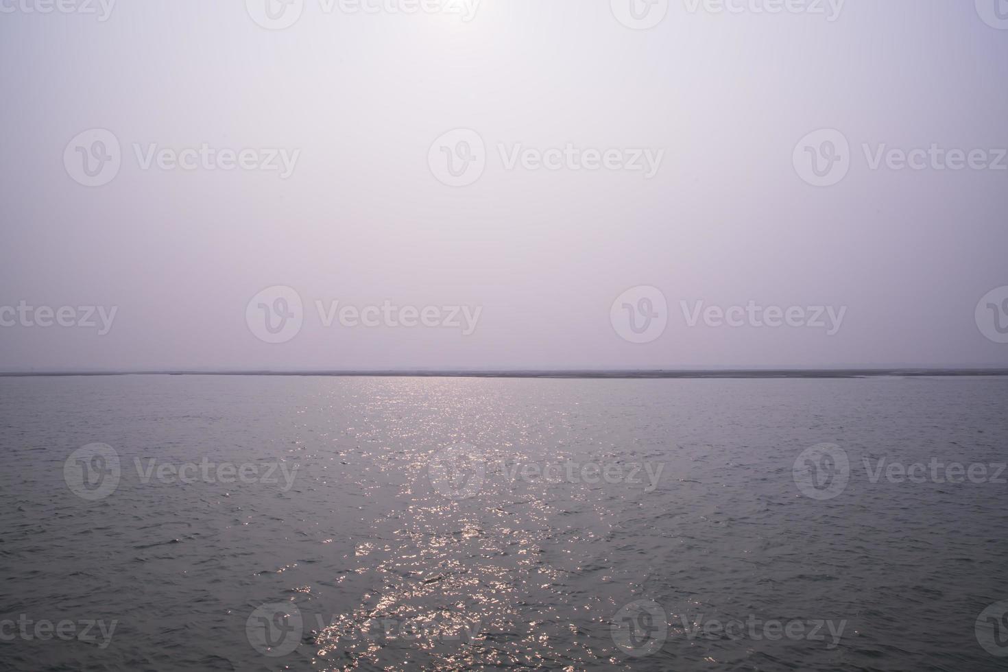 padma flod blått vatten och sand ö med blå himmel skön landskap se foto