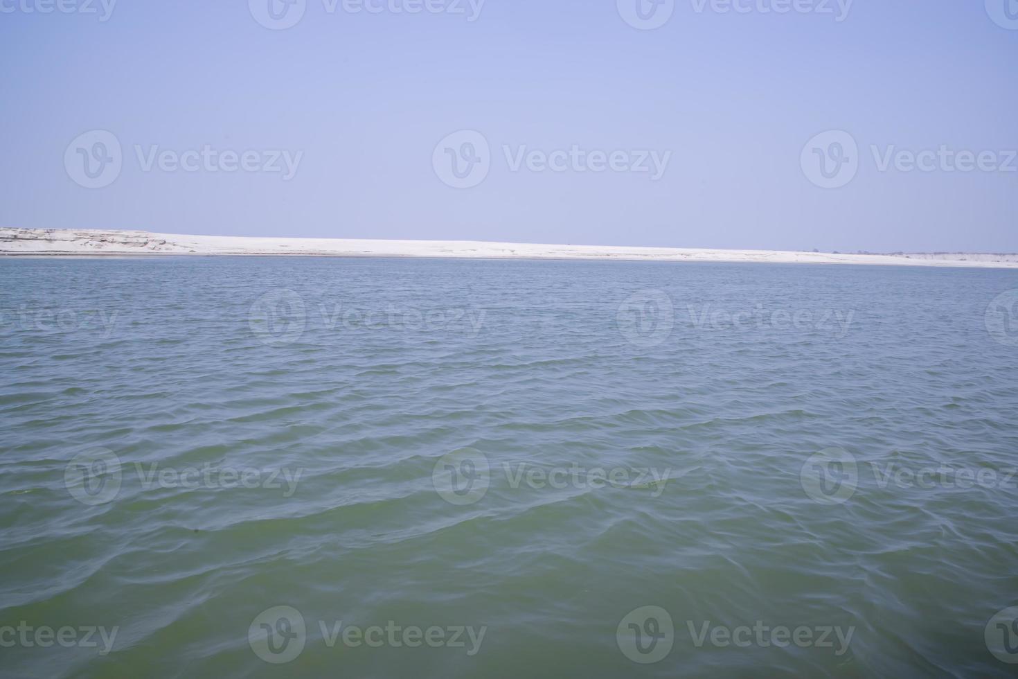 padma flod blått vatten och sand ö med blå himmel skön landskap se foto