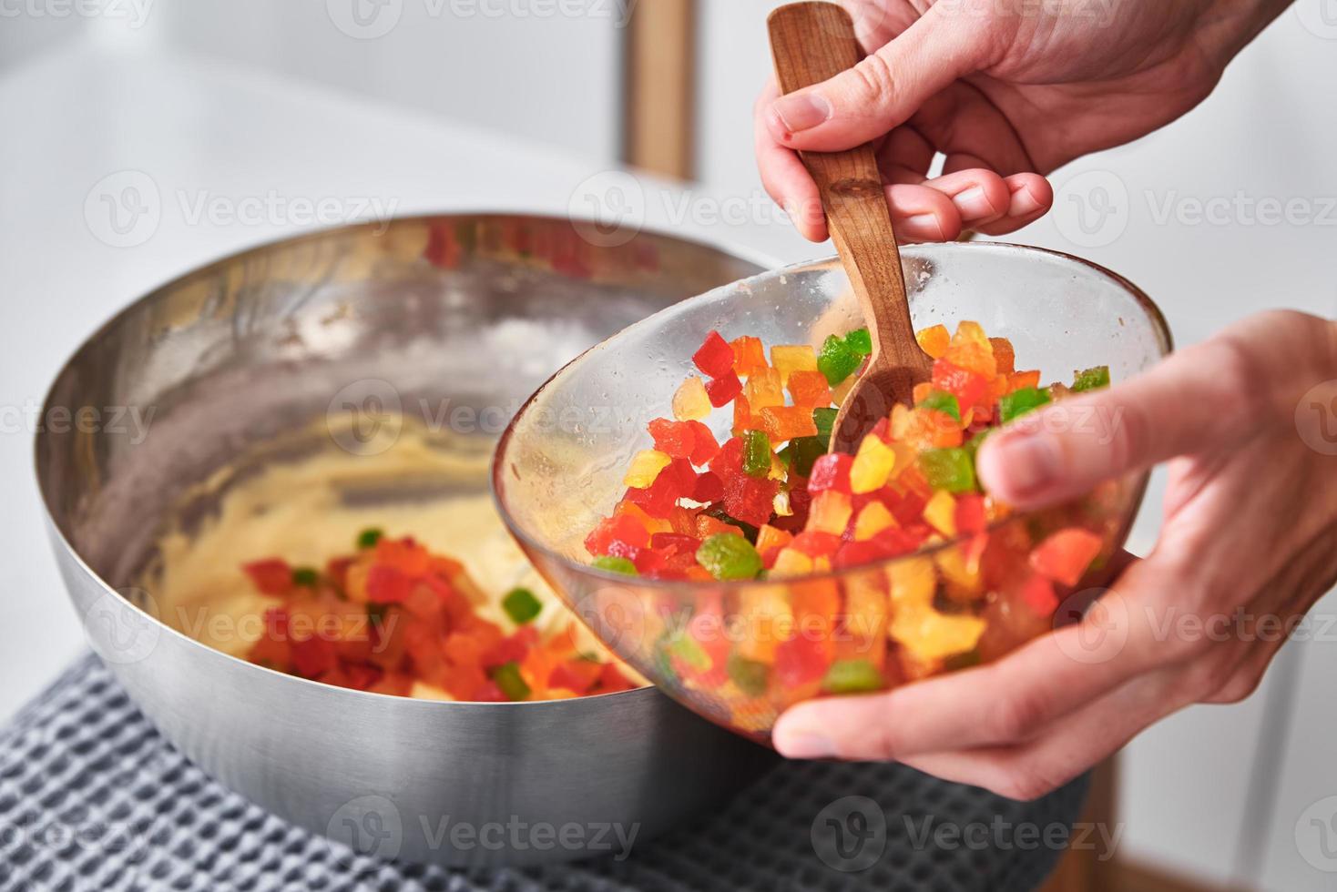 kvinna matlagning kaka på kök foto