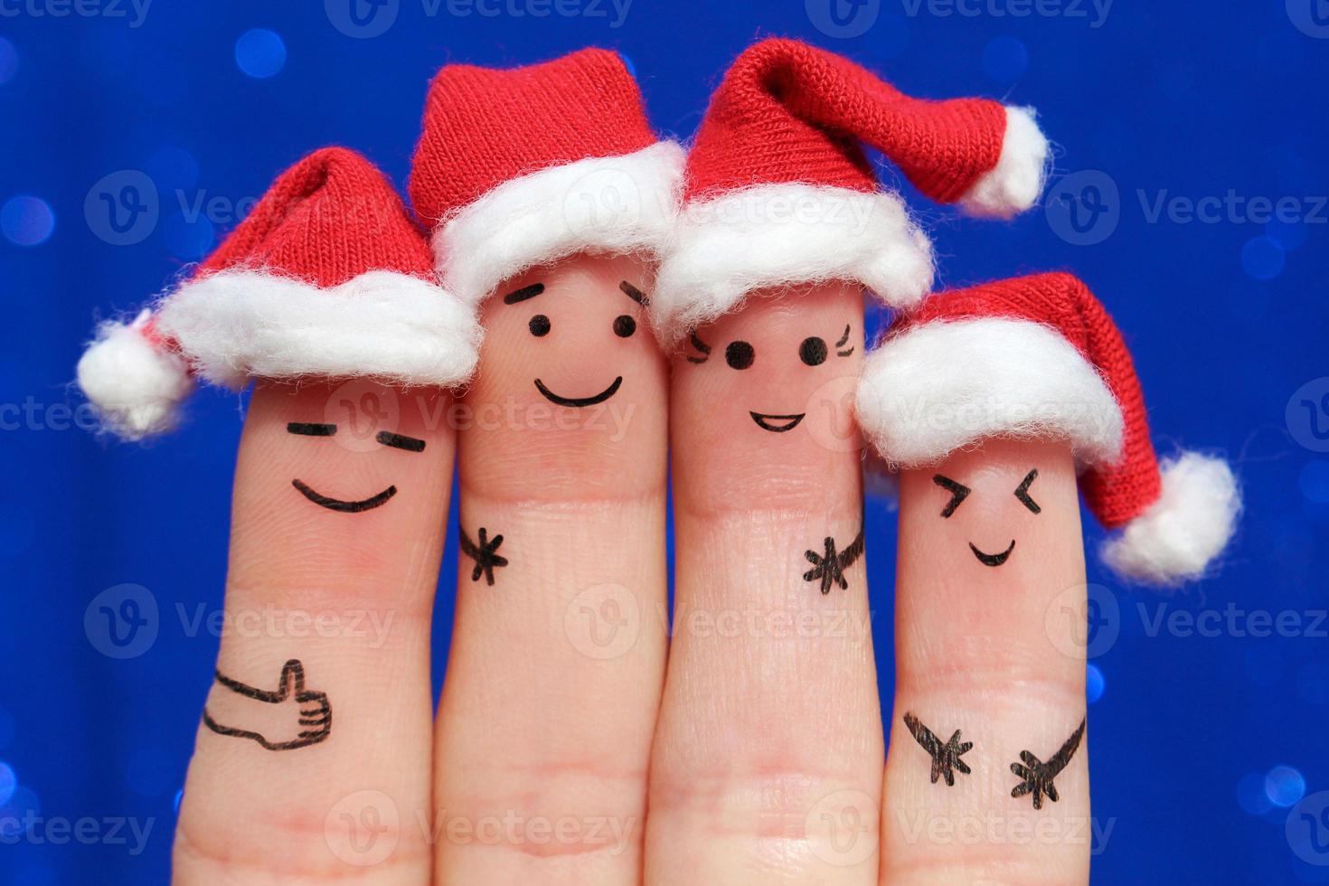 fingrar konst av vänner firar jul. de begrepp av en grupp av människor skrattande i ny år hattar. foto