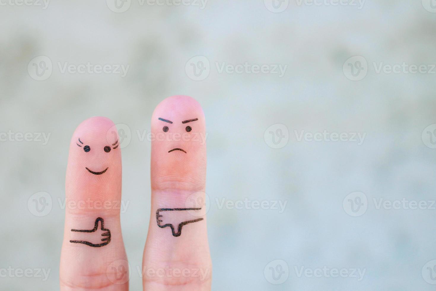 fingrar konst av par. kvinna som visar tummen upp och man som visar tummen ner. begrepp av oenighet i familj. foto