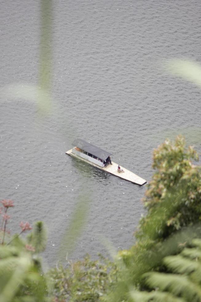 Foto av en båt i de mitten av en sjö under de dag
