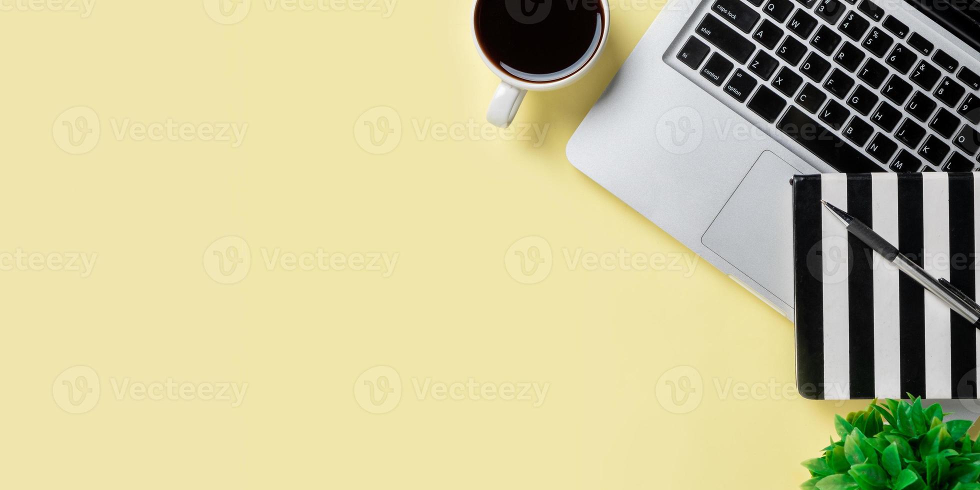 kontor skrivbord med dator, penna, anteckningsbok, kopp av kaffe på vit bakgrund, topp se med kopia Plats, falsk upp.... foto