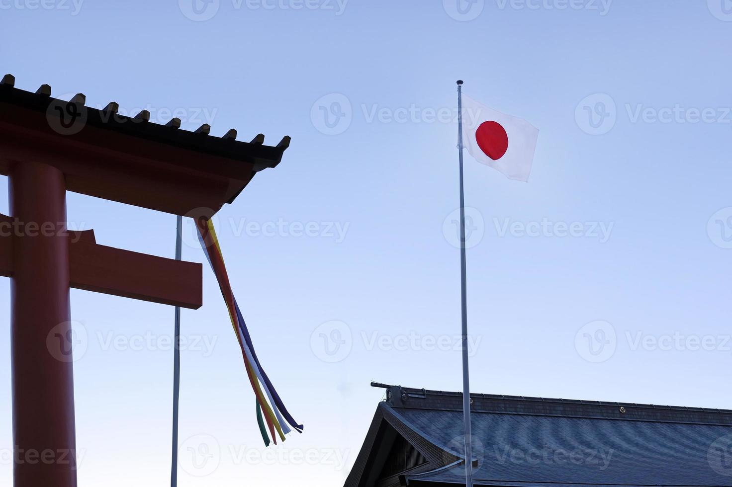 japansk flagga Nästa till en toriien på kumano nachi taisha helgedom nära kii-katsuura, japan foto