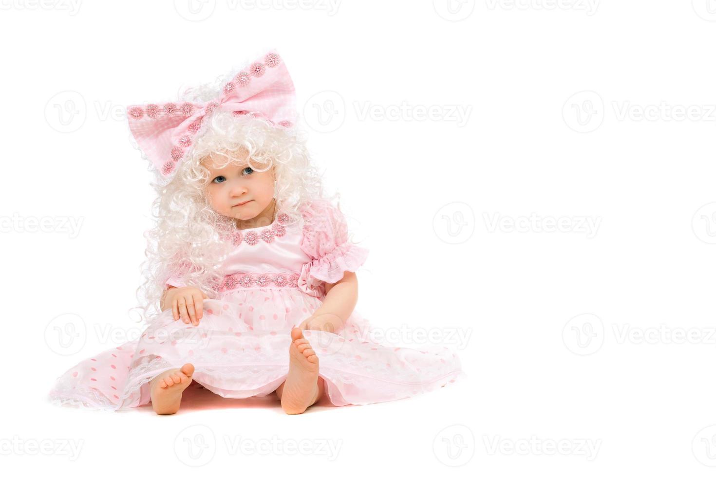 bebis flicka i en rosa klänning. isolerat foto