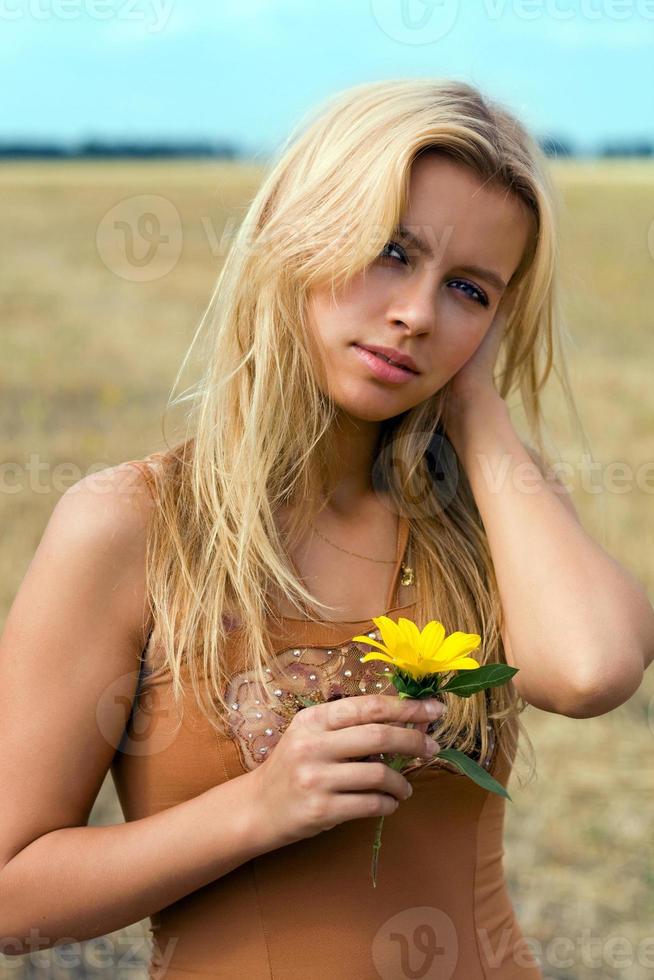 ung kvinna med blomma foto