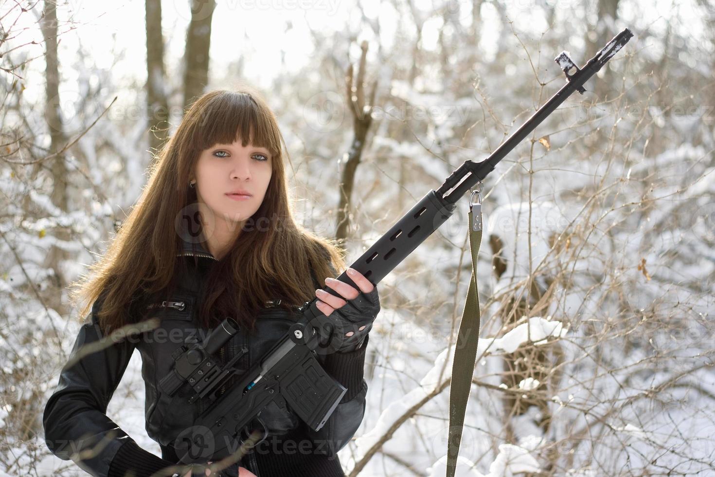 väpnad ung lady med en pistol foto