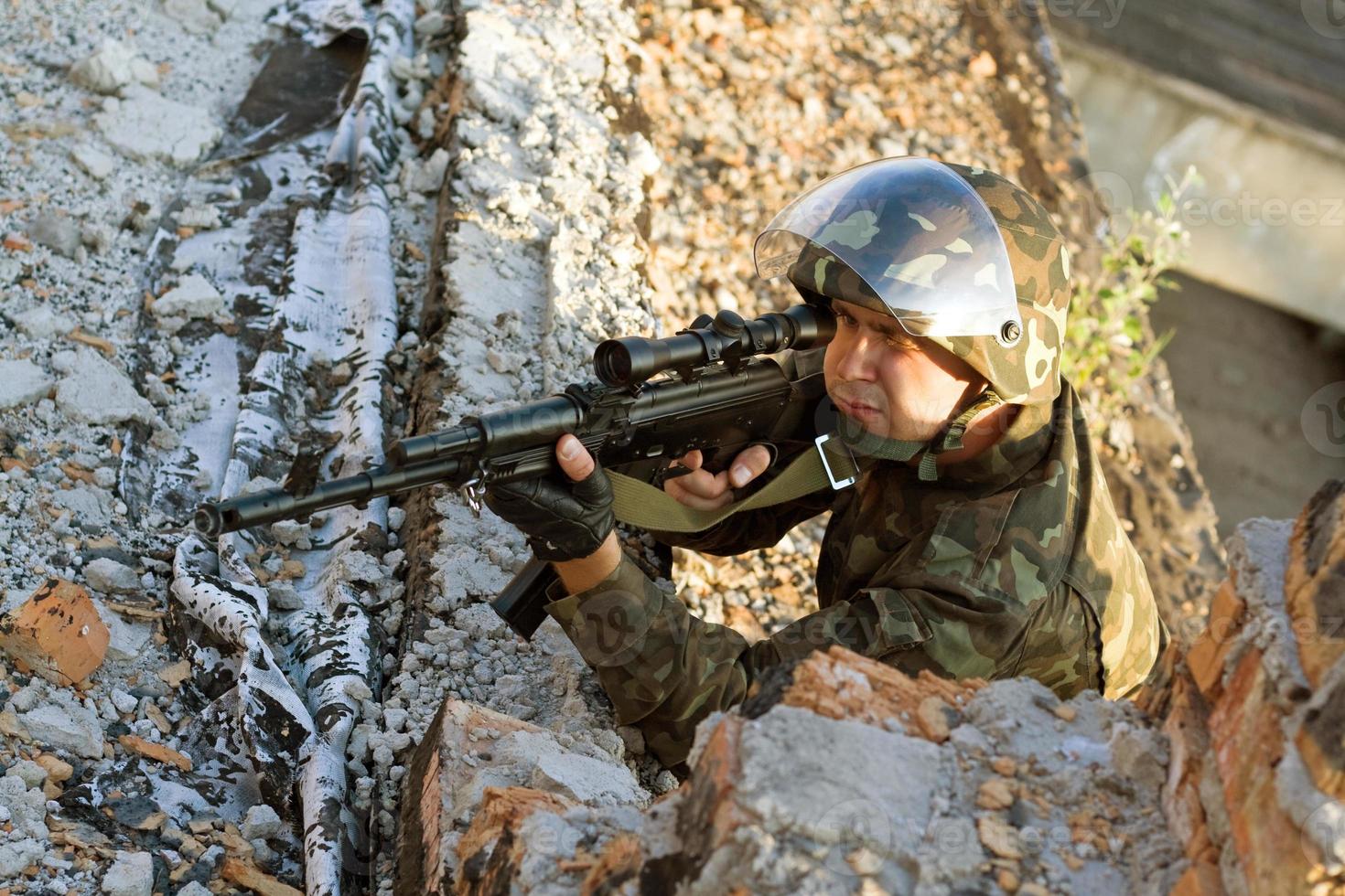 armén soldat med maskin pistol foto