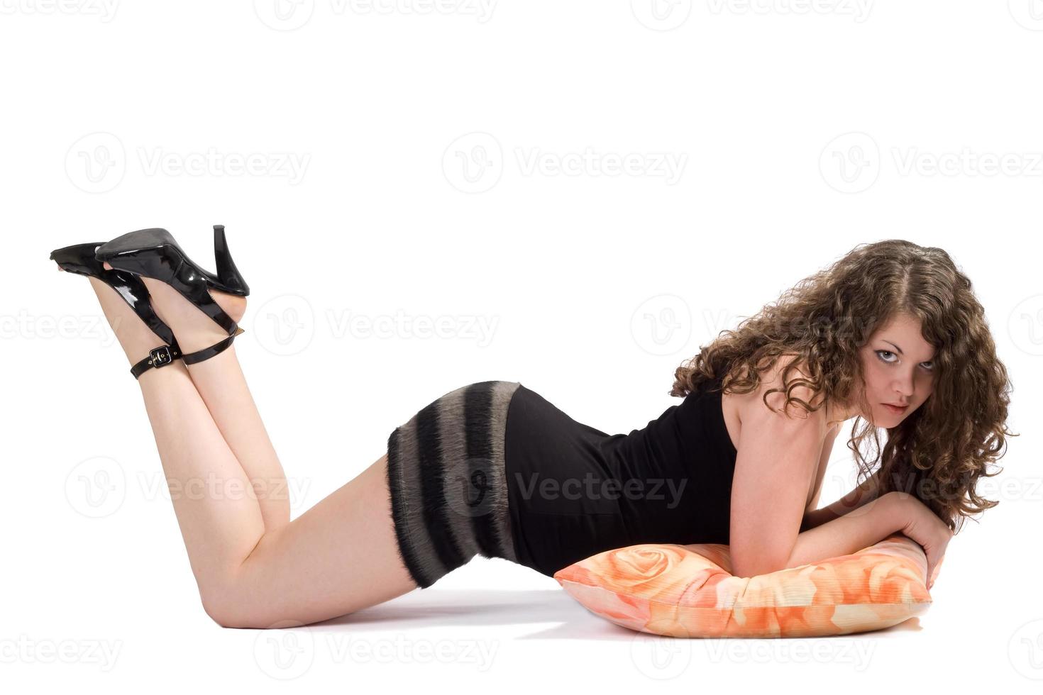 de sexig ung kvinna om på en kudde. isolerat 2 foto