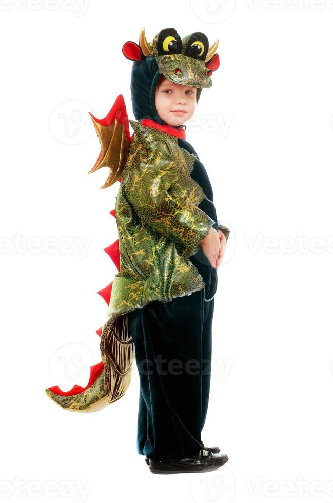 liten unge i en drake kostym foto
