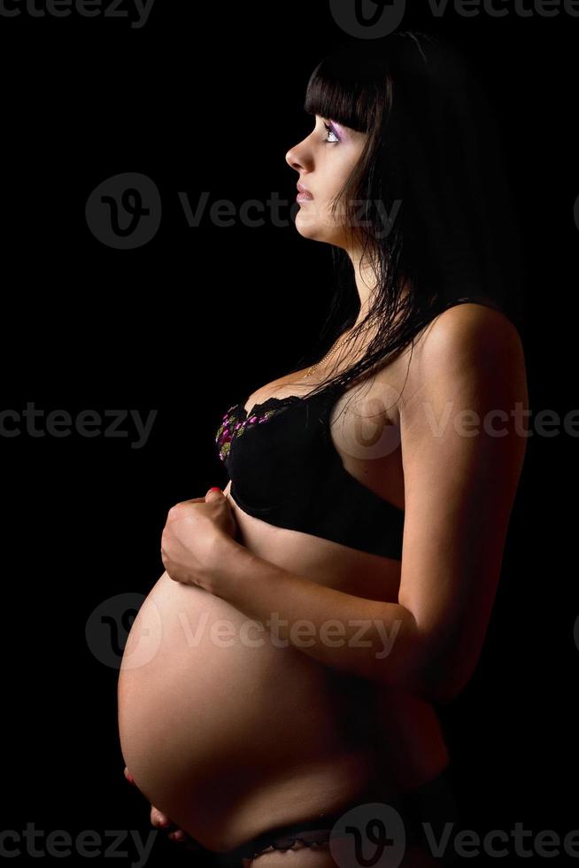 gravid ung kvinna i underkläder. isolerat foto