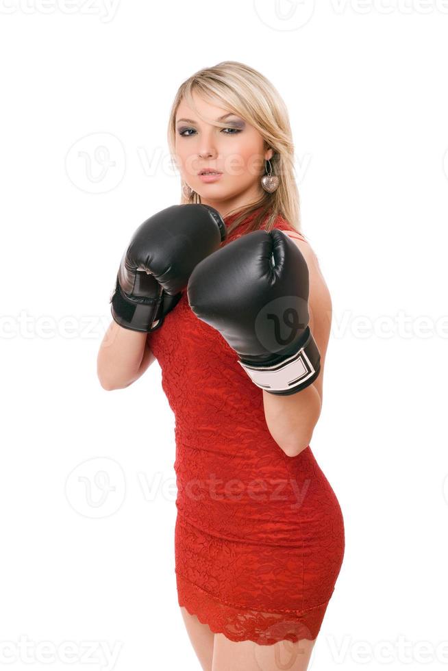 trevlig blond kvinna i boxning handskar foto