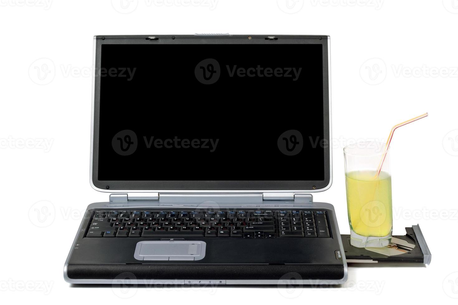 bärbar dator och cocktail. isolerat på vit bakgrund foto