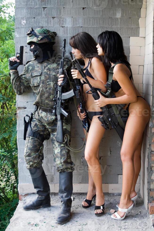 soldat och två kvinnor foto