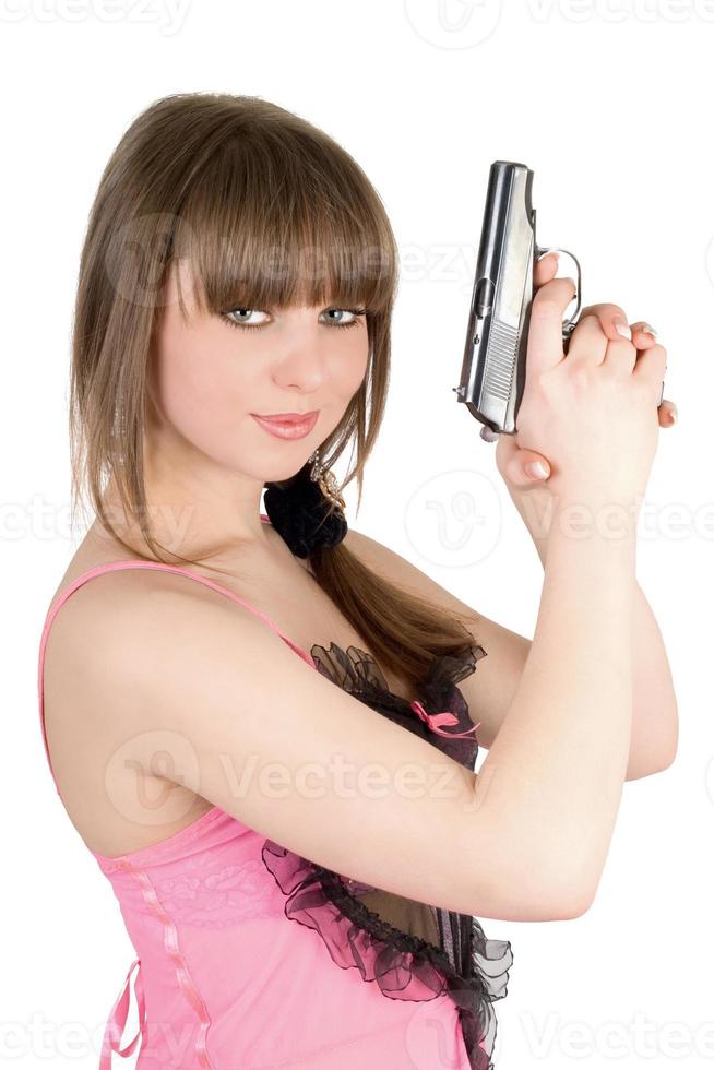 skön flicka i en rosa klänning med pistol foto