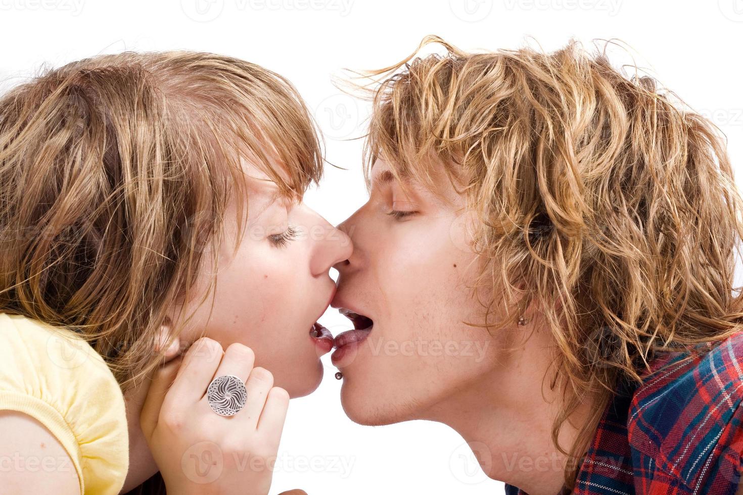 porträtt av de kissing ung skönhet par 1 foto