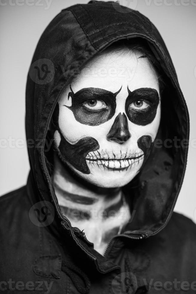 kvinna målad tycka om en skelett foto