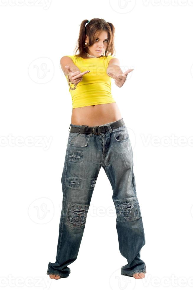 ung kvinna bär bred jeans foto