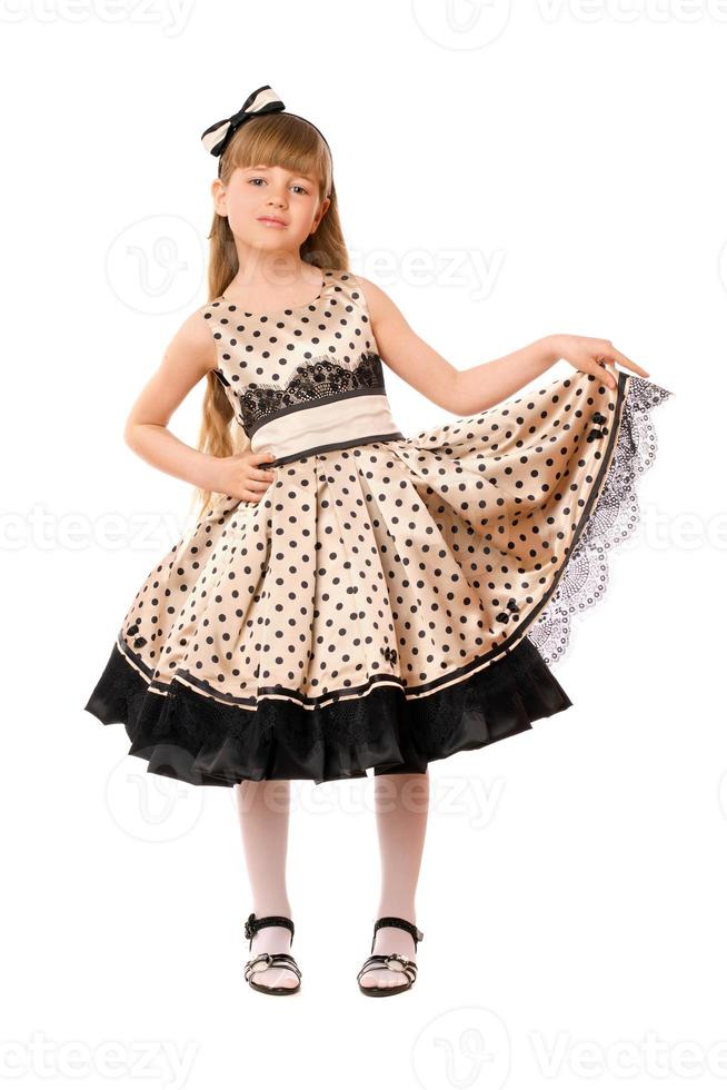 Söt liten flicka i en klänning foto