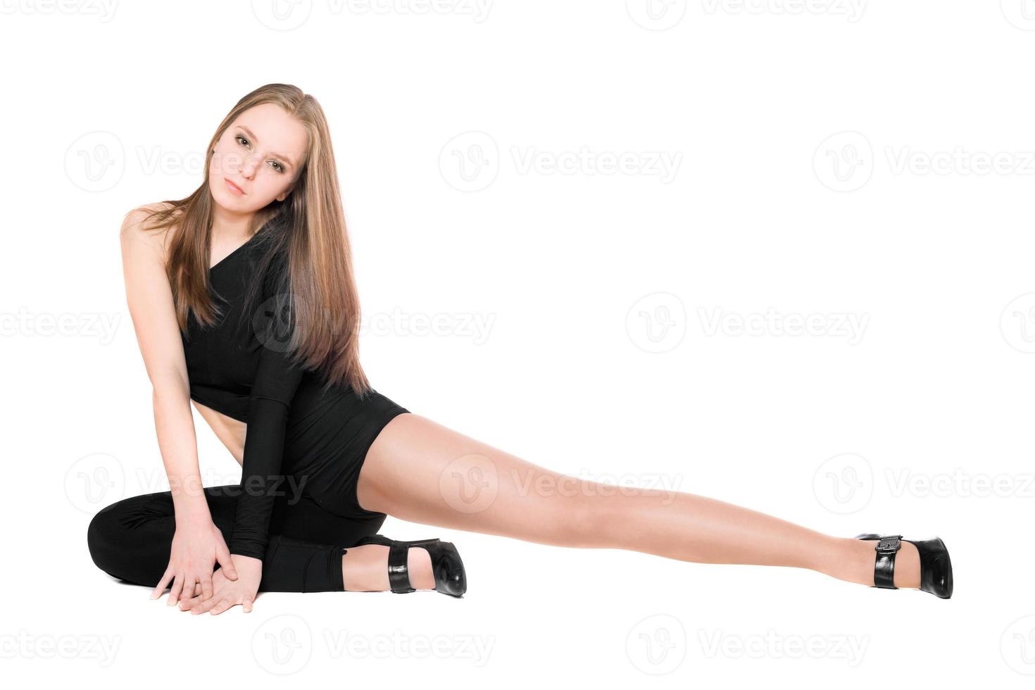 attraktiv ung kvinna i en svart TÄTSITTANDE kropp kostym dansa foto