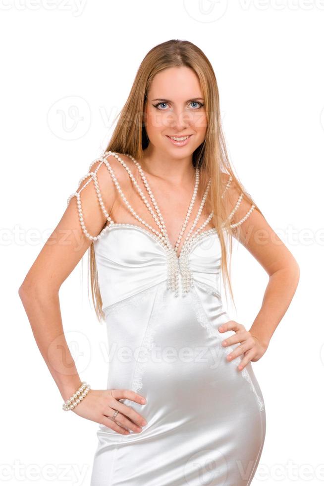 attraktiv ung kvinna i bröllop klänning foto