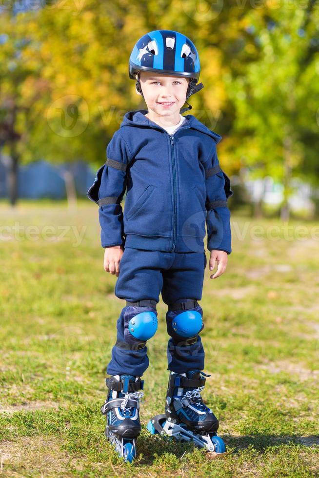 leende liten skater pojke foto