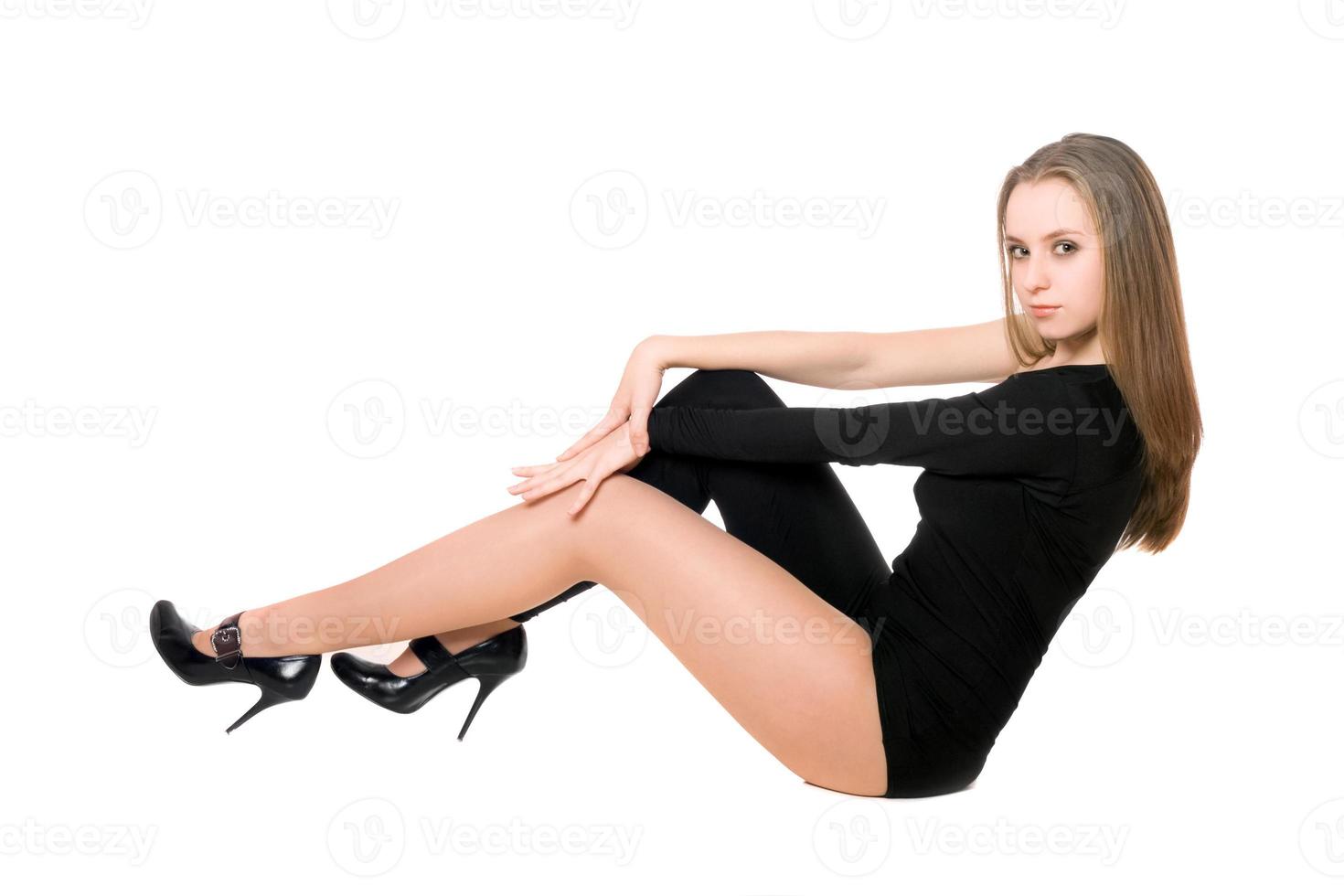 sexig ung kvinna i en svart TÄTSITTANDE kropp kostym foto