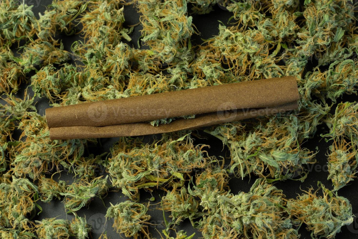 cannabis rullad i trubbig papper topp se på marijuana knoppar bakgrund. ogräs industri design foto