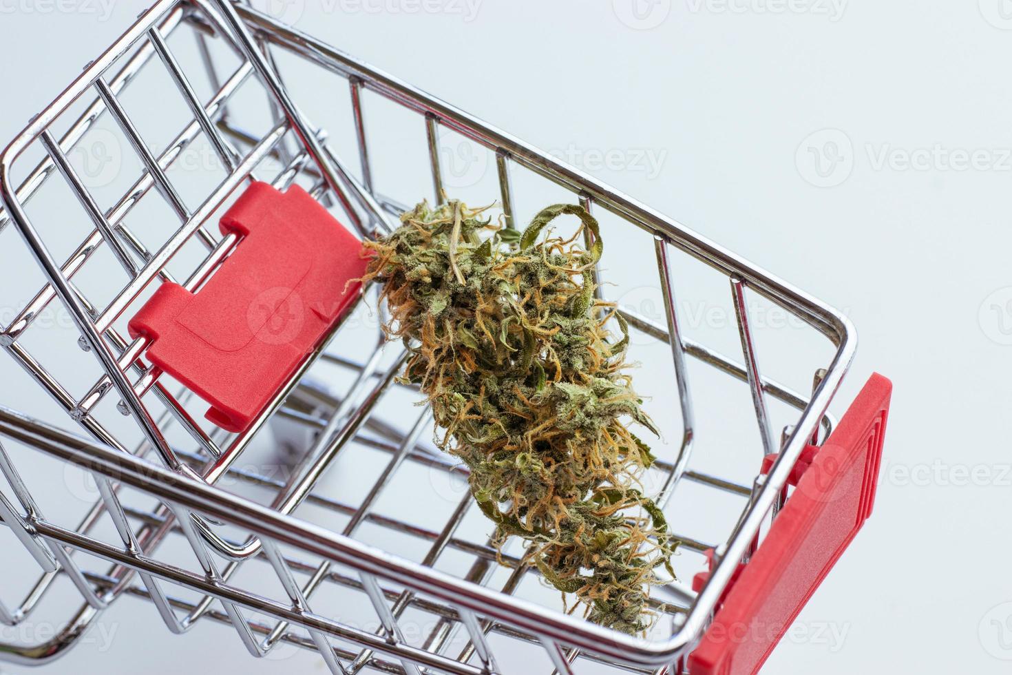 cannabis knopp i handla vagn på vit bakgrund foto