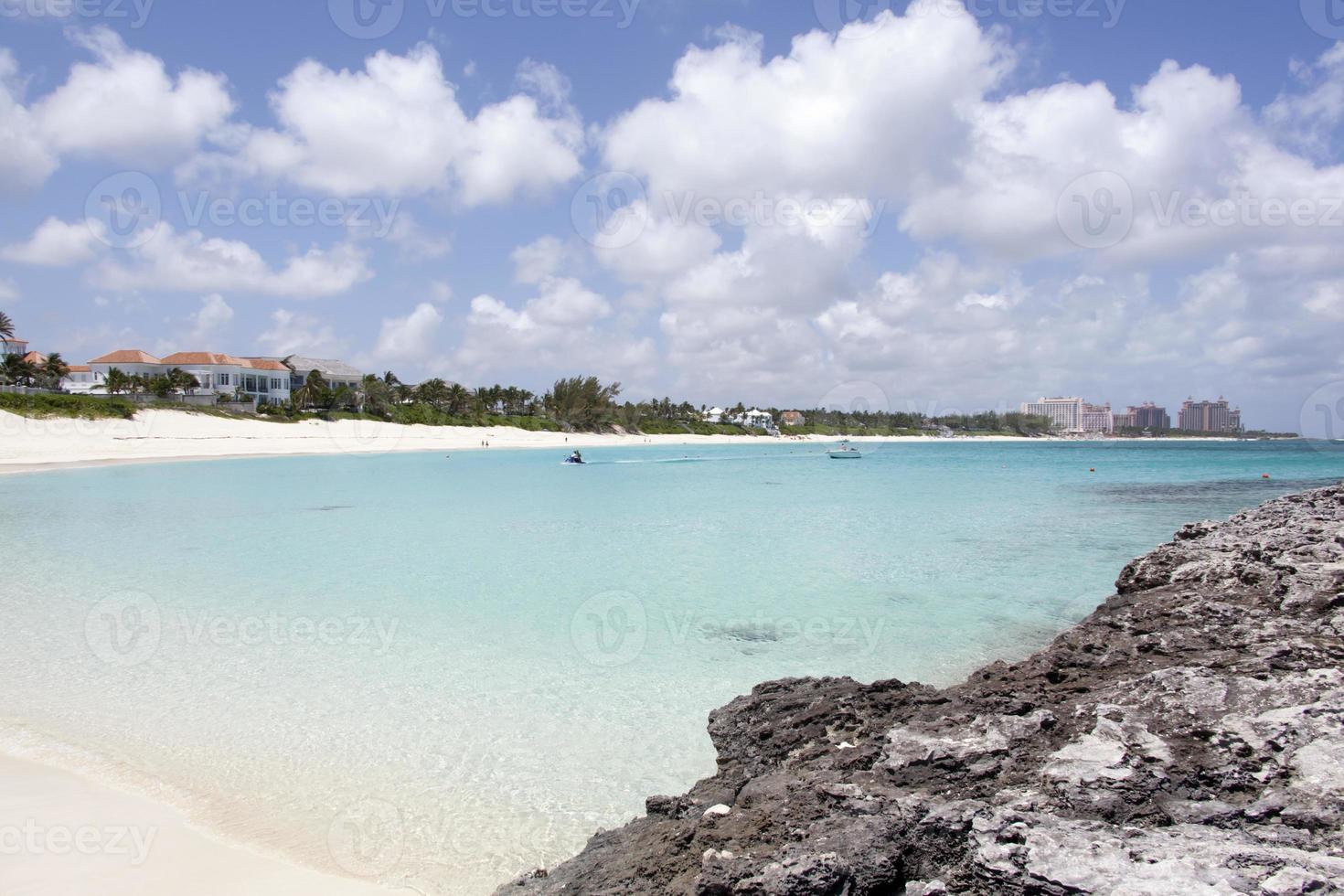 paradis ö stenar och sandig strand foto