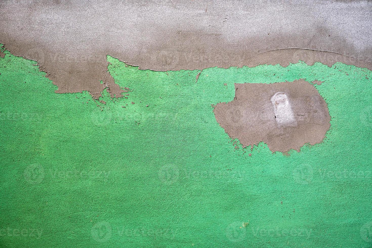 fragment av grön cement vägg med oegentligheter foto