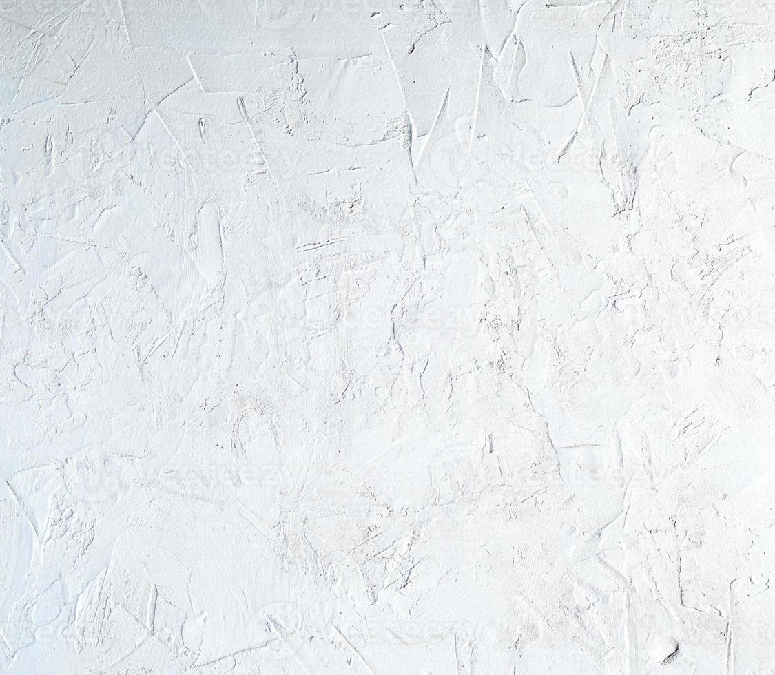 fragment av en cement bakgrund från vit måla med sprickor foto