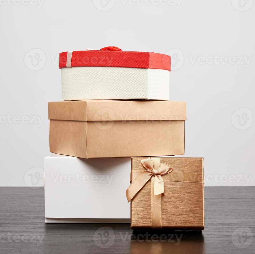 stack av olika kartong lådor för gåvor på en svart tabell foto