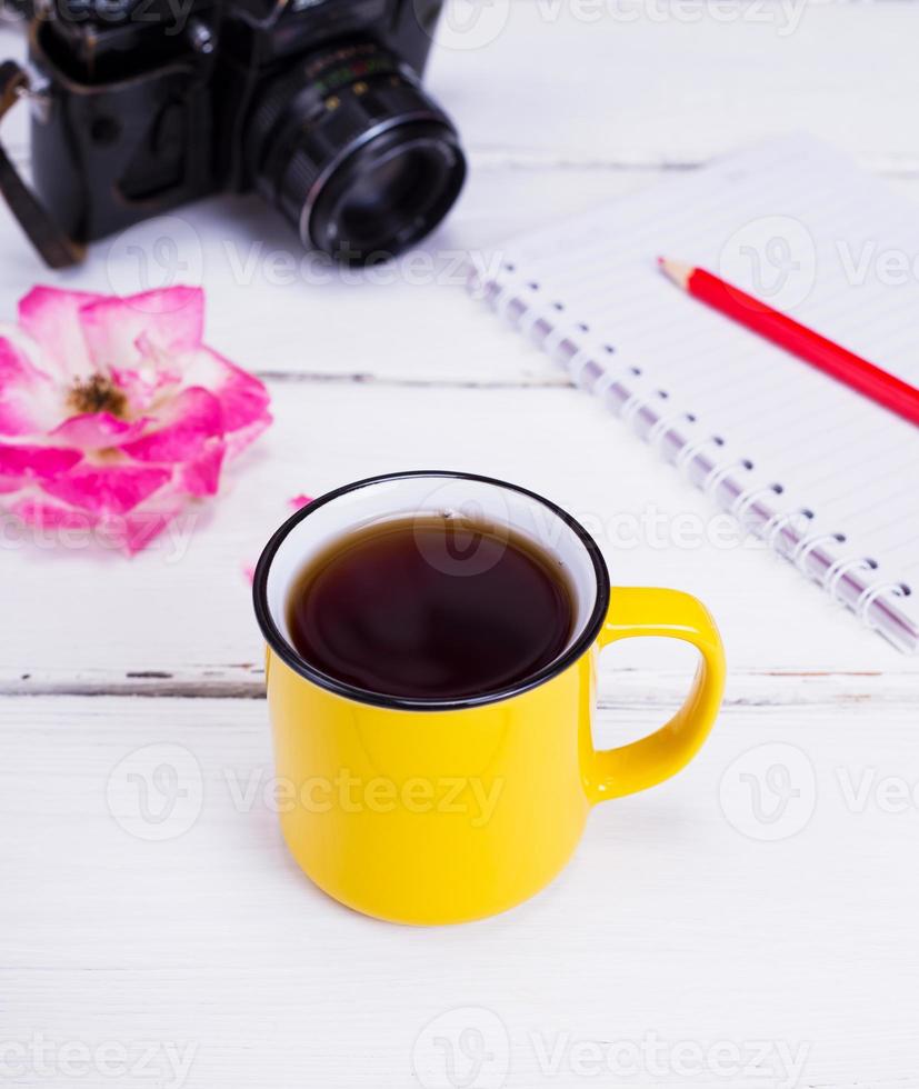 svart kaffe i en gul runda kopp foto