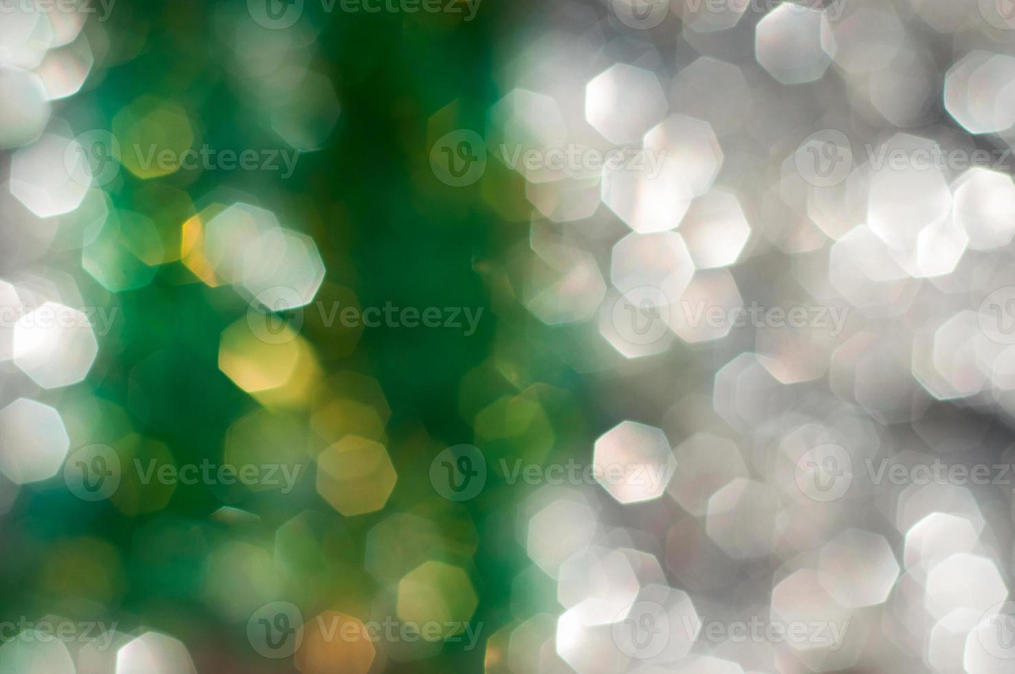 grön och vit bokeh lampor ofokuserad, abstrakt bakgrund foto