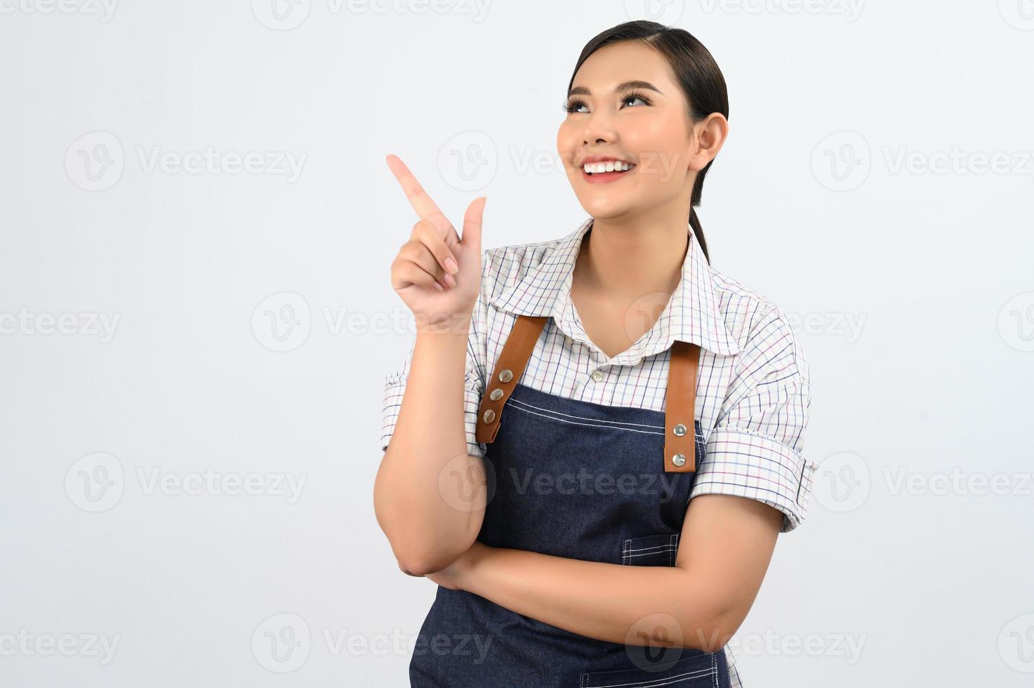 porträtt asiatisk ung kvinna leende med Lycklig i servitris enhetlig foto