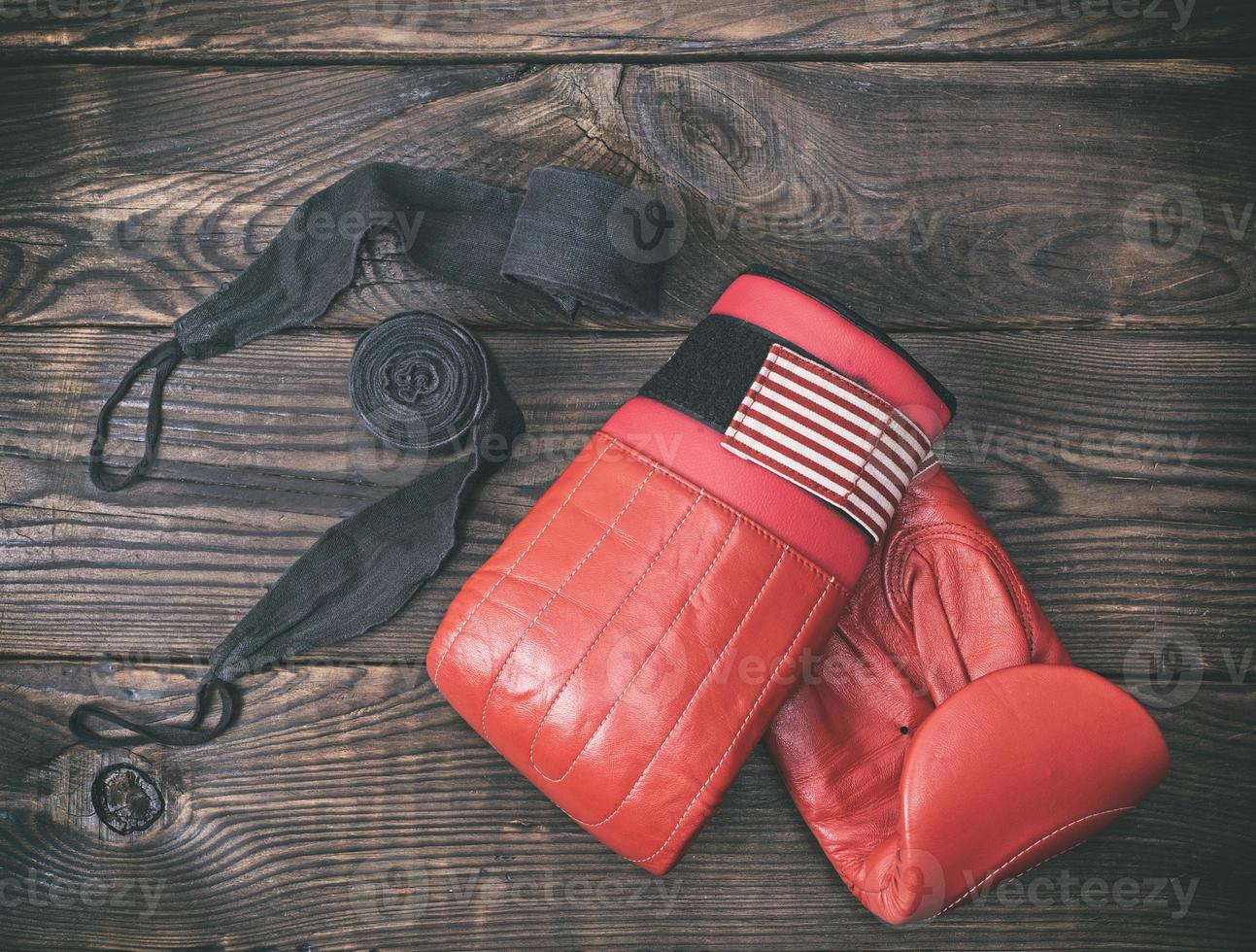 röd läder boxning handskar och svart bandage foto