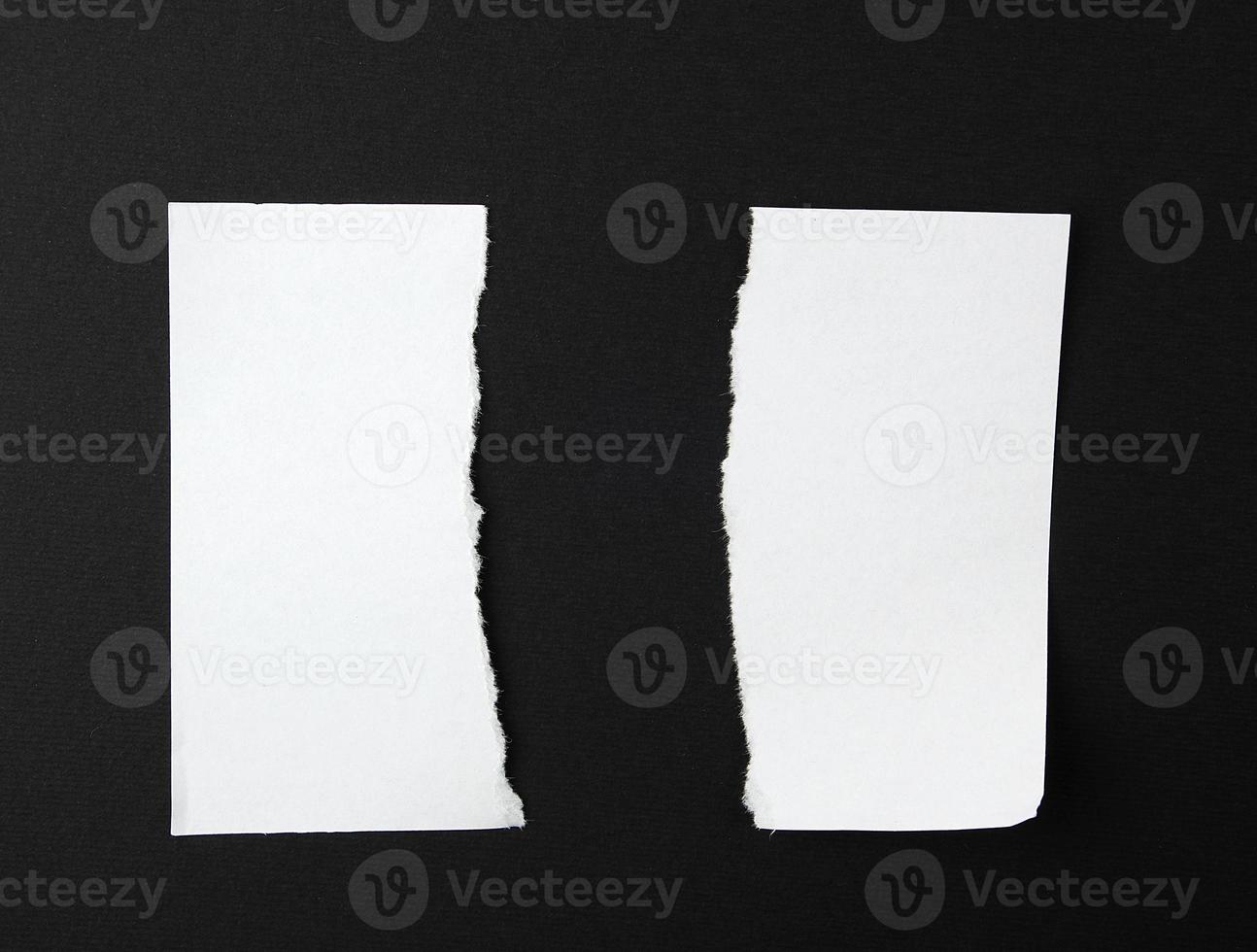 trasig i halv tömma vit ark av papper på svart bakgrund foto