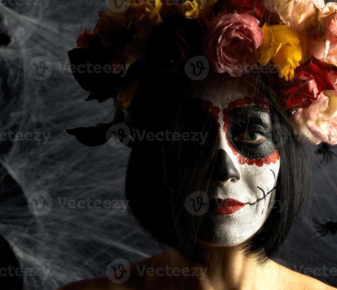 skön flicka med traditionell mexikansk död mask. calavera catrina foto